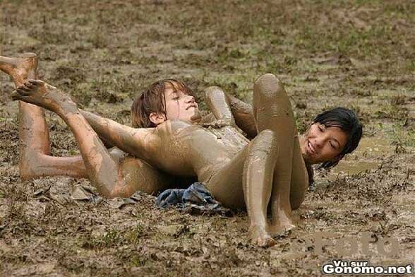 Catch dans la boue : du catch nu feminin dans une enorme marre de boue ! :)