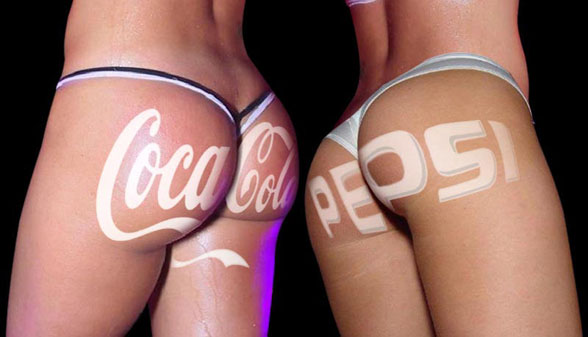 Coca Cola vs Pepsi : le choix est plutot difficile entre ces deux belles paires de fesses !