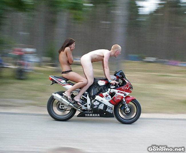 Couple de motard nu : on se demande pour quelle raison la fille se cache les yeux ? lol