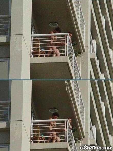 Un couple amateur exhibitionniste baise tranquillement sur un balcon en admirant la vue
