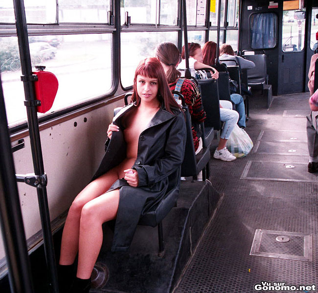 Une jolie rouquine nue sous son impermeable se fait une petite seance d exhib dans le bus