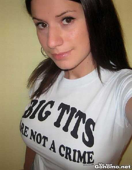 Big tits are not a crime ! Sympa ce tee shirt, et j adhere tout a fait au message ;)