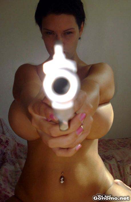 Belle brune nue armee jusqu au dents et je ne parle pas que du revolver ! ;)