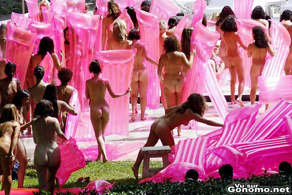Un rassemblement sympathique de femmes nues avec leurs matelas gonflables roses