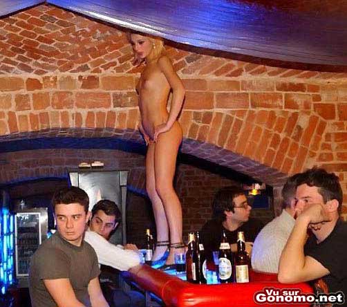 Une fille nue sur le bar et personne la calcule ? Ca doit etre la finale de la coupe du monde :)