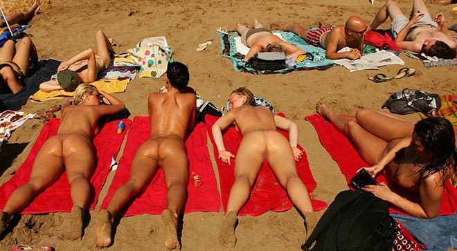 Nu integral a la plage pour 4 copines tres bien roulees. Vivement le retour de l ete ! ;)