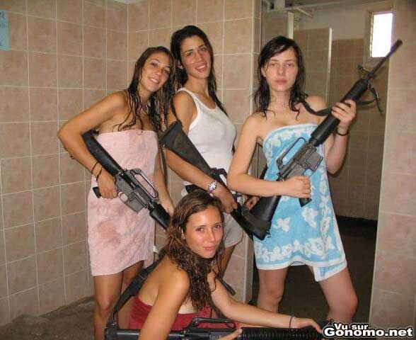 Quatre filles a poil sous leurs serviettes sortent de la douche armees jusqu aux dents