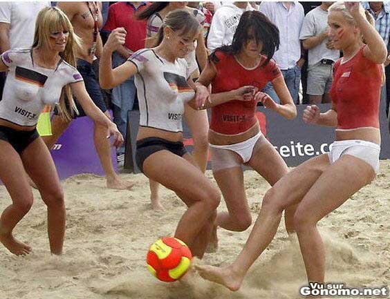 Beach soccer avec des femmes nues ... enfin presque ! :p
