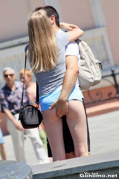 Ce mec se fait plaisir en mettant une main aux fesses de sa copine en public