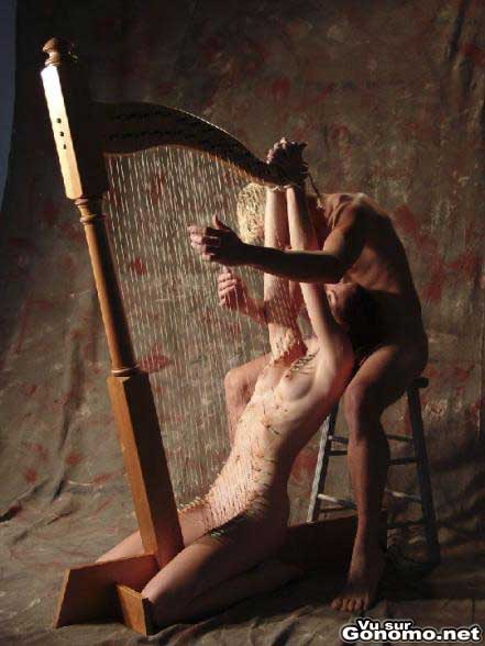Une harpe humaine qui tient avec des piercing