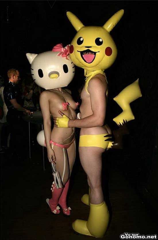 Hello Kitty et Pikachu se retrouvent lors d une soiree costumee un peu coquine