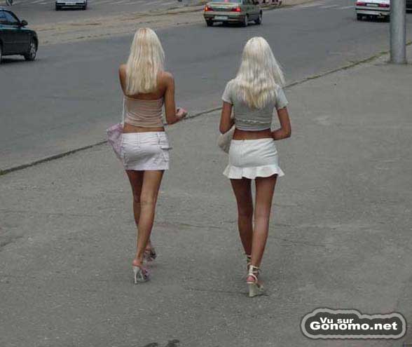 Deux blondes platines de dos en mini jupe dans la rue attirent les regards