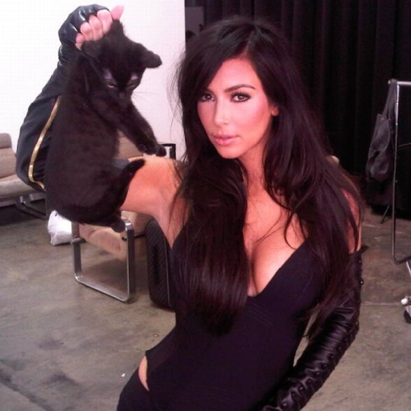 Kim Kardashian hot toute en noir avec un superbe decollete se prend pour Catwoman ?