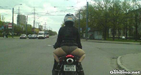Une femme sur une moto qui a visiblement oublie quelque chose ce matin ...