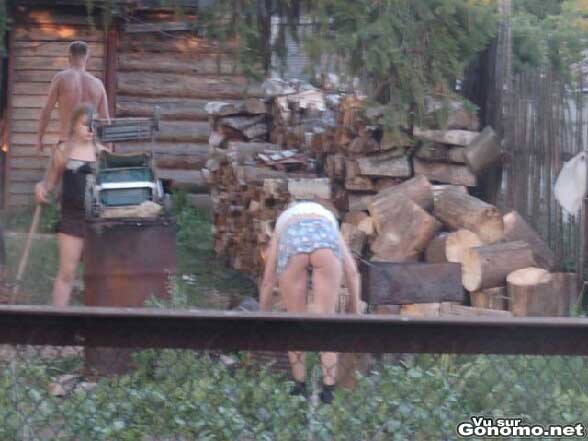 Une belle vue sur les fesses de la voisine qui coupe du bois dans son jardin sans culotte