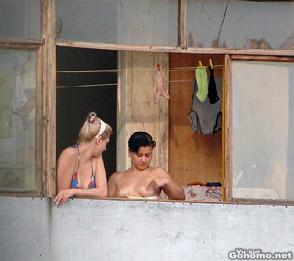 Les voisines nues en grande discussion au balcon d en face