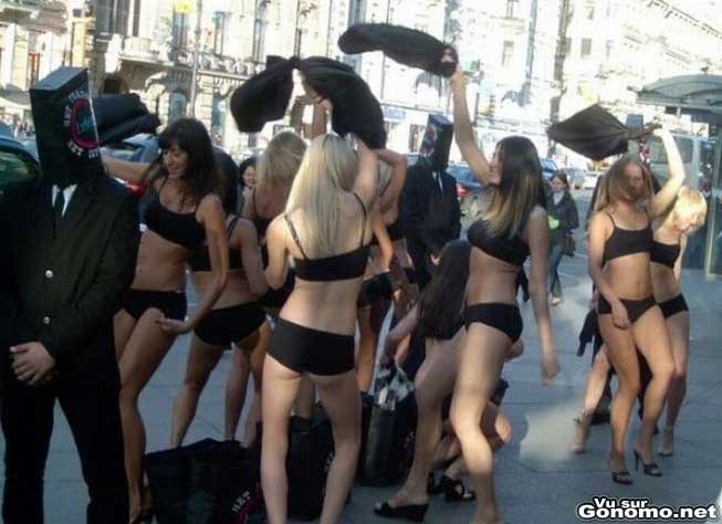 De belles jeunes femmes en sous vetements sur le trottoir pour un bon petit coup de pub