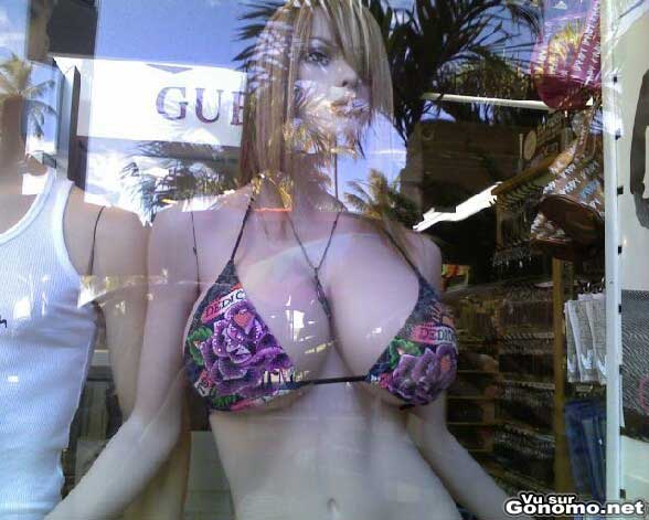 Un mannequin a forte poitrine dans la vitrine d une boutique