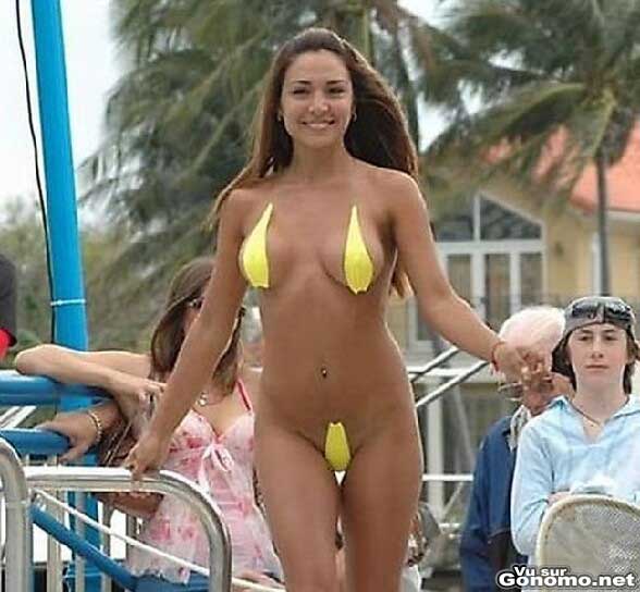 On dirait qu elle s est collee des peaux de bananes sur les seins !