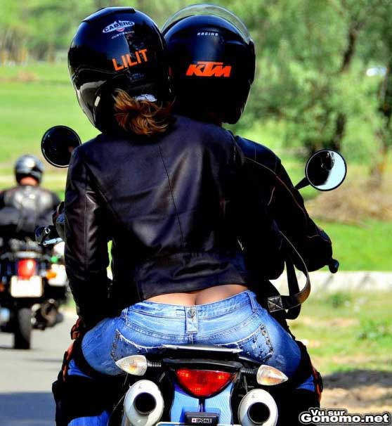 La raie des fesses de la passagere d une moto qui fait une petite escapade sans culotte