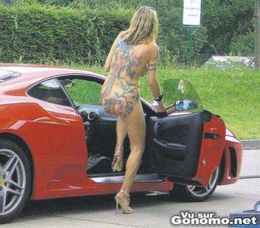 Une nudiste tatouee qui roule en Ferrari :o