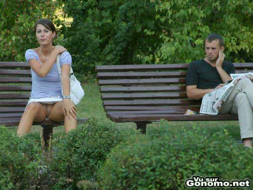 Sans culotte en public : petite pause dans un parc sans culotte pour cette jolie brunette