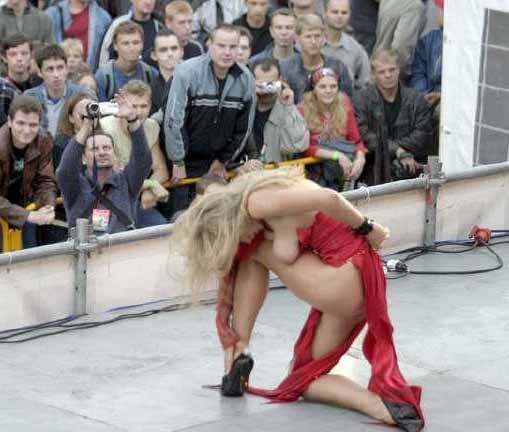 Oops le sein d une danseuse se barre de sa robe pendant son spectacle !