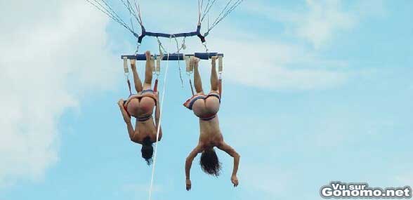 Parachute ascensionnel dans un camp de nudistes