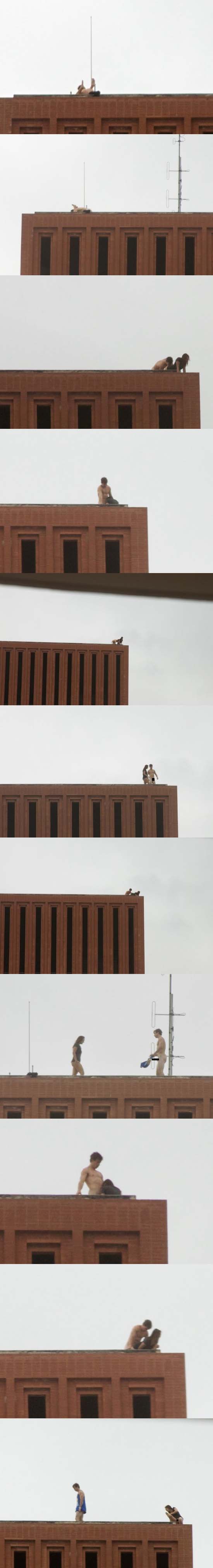 Deux etudiants s envoyant en l air sur le toit d une universite californienne indigne l Amerique