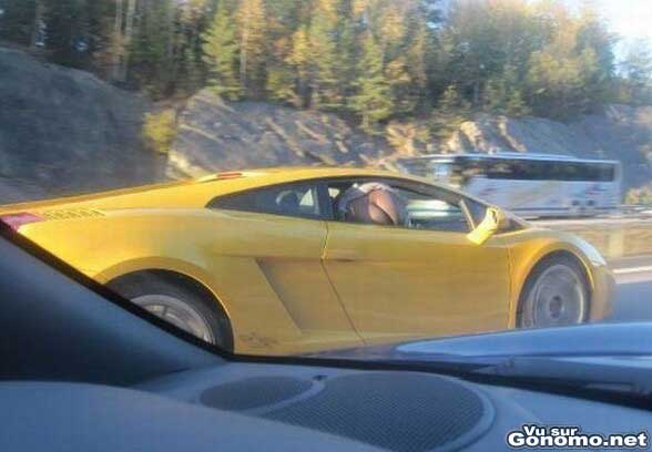 Une passagere a bord d une Lamborghini montre ses fesses aux autres automobilistes