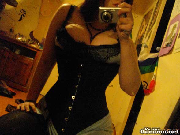 Un beau corset qui la met nettement a son avantage :p