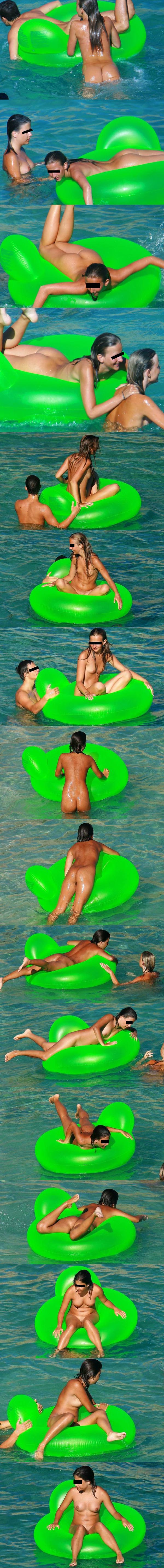 Des filles nues sur une bouee se baignent en camp naturiste. Envie de retourner en vacances ?