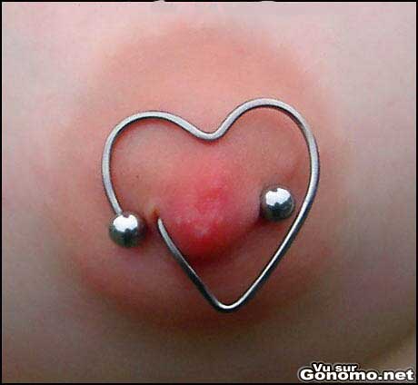 Piercing de teton : plutot mignon ce petit coeur en piercing sur le teton ! ;)