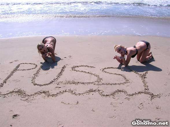 Deux belles coquines blondes s amusent a ecrire des mots coquins dans le sable ...