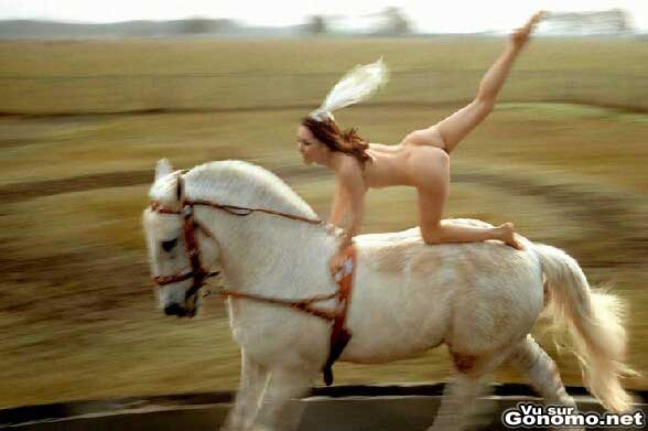 Rouquine nue a cheval : ca donnerait presque envie de retourner voir un numero de cirque :p