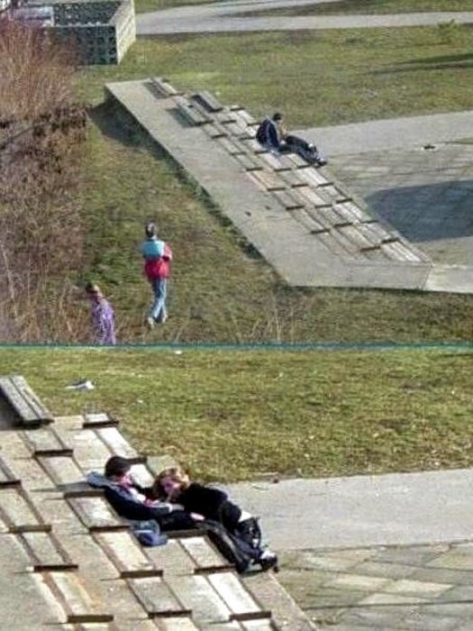 Une petite coquine fait une gaterie a son copain dans un parc public