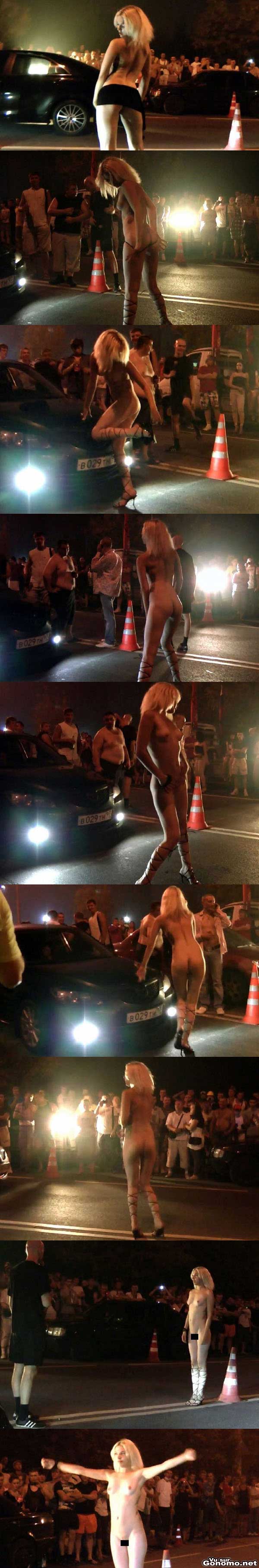 Une belle blonde fait un strip tease pour donner le depart d une course de rue illegale !