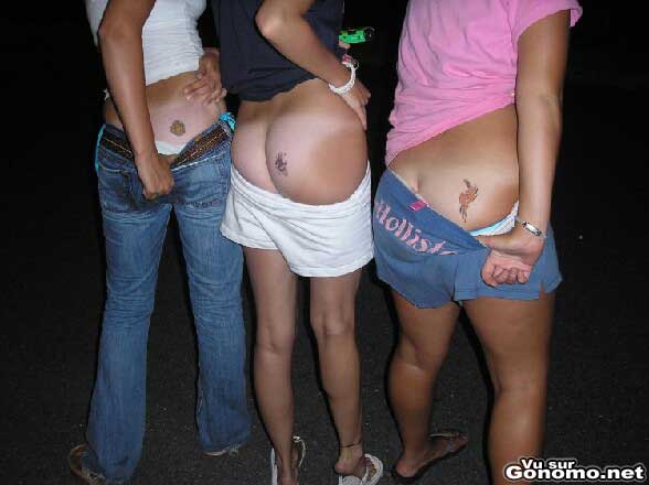 Trois filles, trois paires de fesses et trois tatouages sur la fesse droite ...