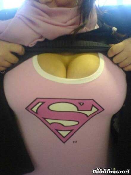 Tee shirt superman rose pour femme qui met en valeur la poitrine genereuse de cette demoiselle