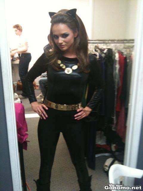Tori black, l actrice X pour une fois habillee avec un costume de Catwoman qui lui va a merveille