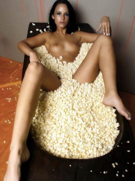 Elle se baigne dans du popcorn !