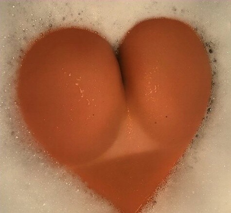 Joyeuse Saint Valentin avec une belle paire de fesses en forme de coeur ! :p