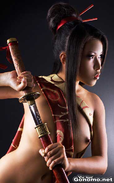 Sexy cette samurai topless avec son katana