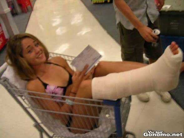 Il exhibe sa femme avec la jambe dans le platre au supermarche ??