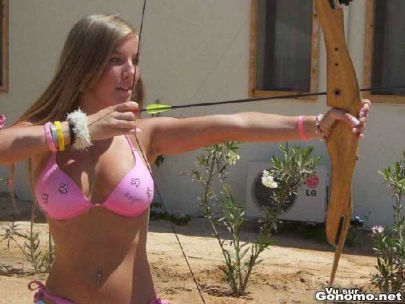 La monitrice de tir a l arc en bikini, tout de suite ca motive ! :p
