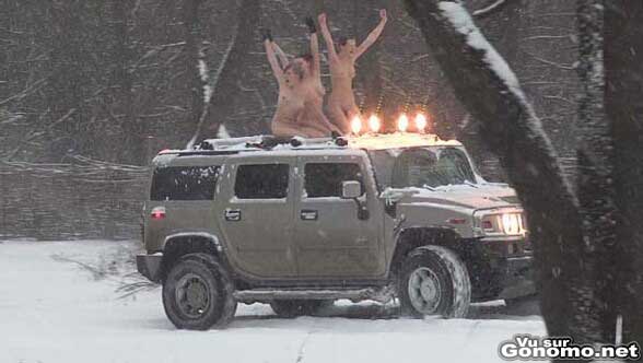 Viree entre copines : trois filles a poil qui s eclatent sous la neige sur le toit d un Hummer