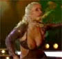 Une danseuse de salsa les seins a l air en plein show televise !
