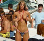 Une blonde super canon avec son bikini aux couleurs du drapeau americain se pince les tetons