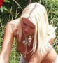 Une belle blonde topless fait de la mecanique est n a visiblement pas besoin d aide