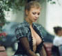 Topless dans un parc : une belle jeune femme chemisier ouvert en public laissant voir sa belle poitrine